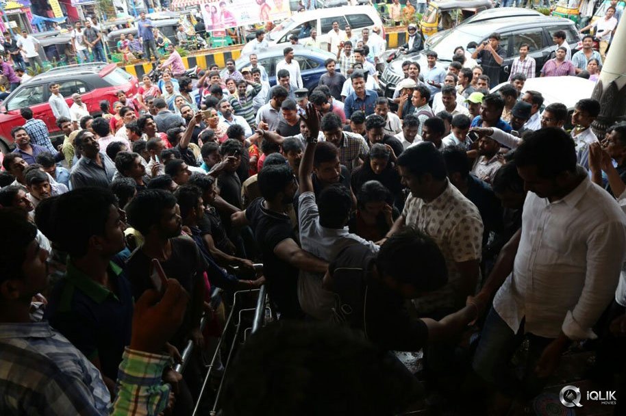 Tanu-Vachenanta-Movie-Team-At-South-India-Shopping-Mall-Vijayawada